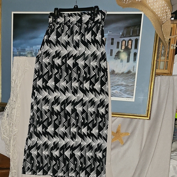 EUC Charlotte Russe Black and White Geometric Maxi Skirt - Picture 1 of 2